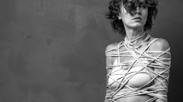 Retrato Uma Mulher Envolto Com Uma Corda Sobre Parede Cinza — Fotografia de Stock