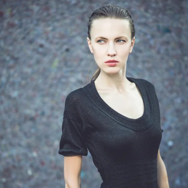 Retrato de mulher da moda em vestido preto — Fotografia de Stock