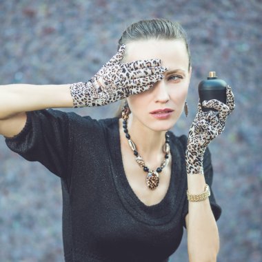 güzel bir kadın parfüm