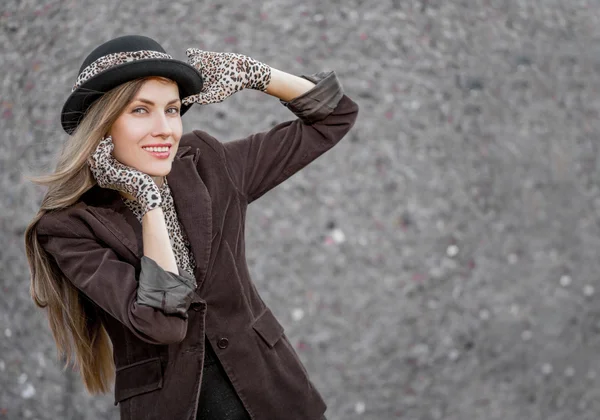 Bella donna in stile hipster in cappello — Foto Stock