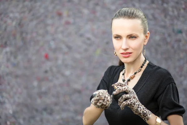 Mooie vrouw met parfum — Stockfoto