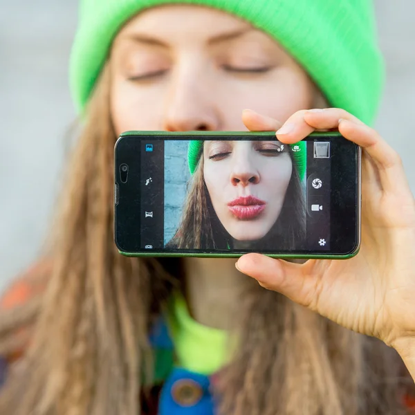 Joven adolescente caucásica tomando una selfie —  Fotos de Stock