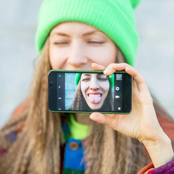 Joven adolescente caucásica tomando una selfie —  Fotos de Stock
