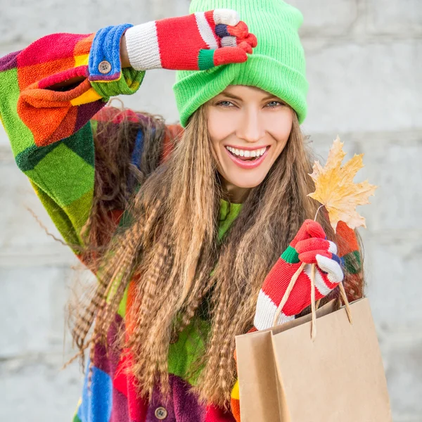 Bella donna dello shopping felice tenendo borse della spesa — Foto Stock