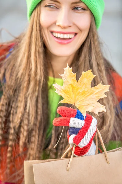 Vacker höst shopping kvinna — Stockfoto