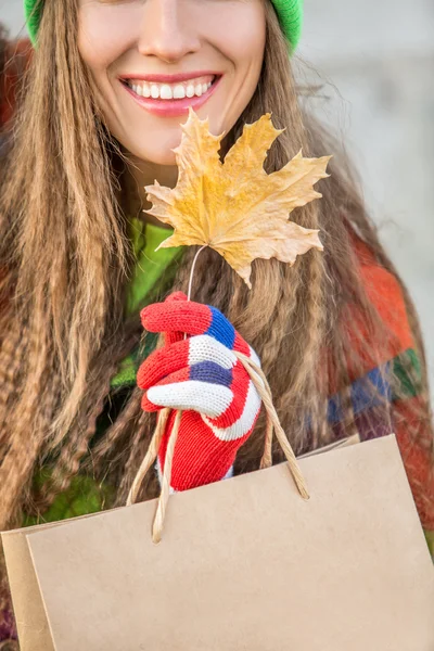 Schöne Herbst-Shopping-Frau — Stockfoto