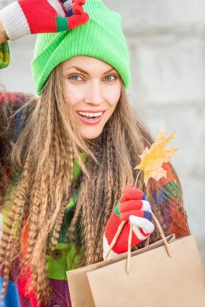 Mooie herfst winkelen vrouw — Stockfoto