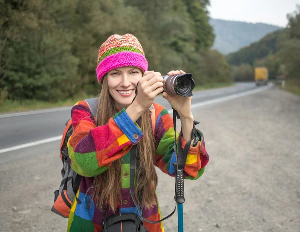 फोटो कैमरा के साथ सुंदर शरद ऋतु लड़की पर्यटक — स्टॉक फ़ोटो, इमेज