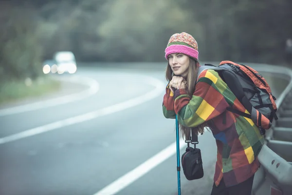 旅行的女人晚上 — 图库照片