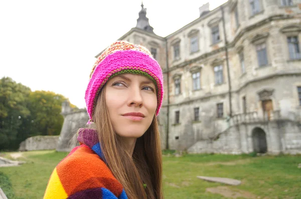 Ung flicka turist utforska gamla slott — Stockfoto