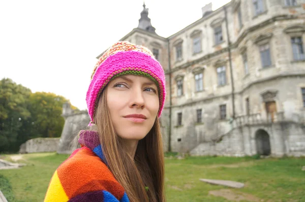 Young girl tourist explore old castle — Stock Photo, Image