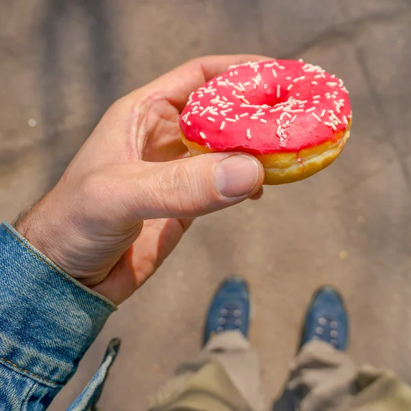 Mann hält Kuchen im Freien — Stockfoto