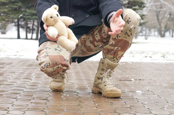 Soldado con un juguete —  Fotos de Stock