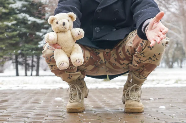 Солдат с игрушкой — стоковое фото