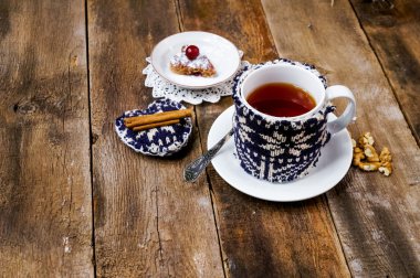 Sıcak kış çayı üzerinde koyu ahşap arka plan