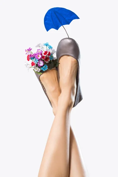 Sexy vrouw benen in grappig schoenen. Schoen zorg concept — Stockfoto