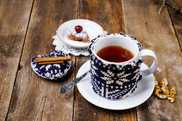 Té caliente de invierno sobre fondo de madera oscura —  Fotos de Stock