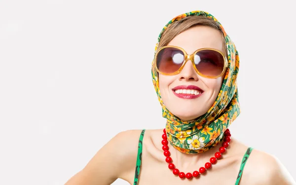 Mujer de moda en bufanda y gafas de sol —  Fotos de Stock