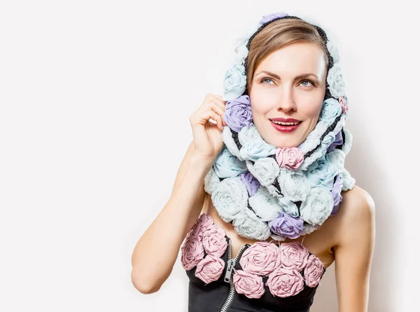 Модная женщина в шарфе — стоковое фото