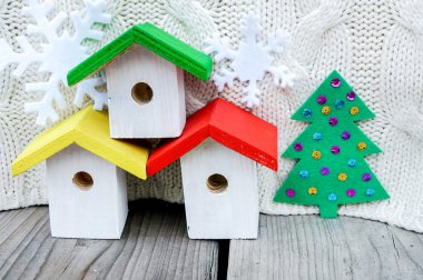 Rustik arka plan üzerinde renkli kuş evleri