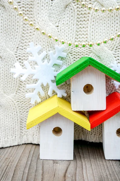 Maisons d'oiseaux colorées sur fond rustique — Photo