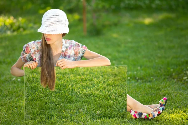 Молодая женщина в шляпе на зеленой траве — стоковое фото