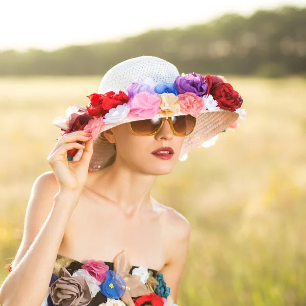 Moda verano mujer en sombrero —  Fotos de Stock