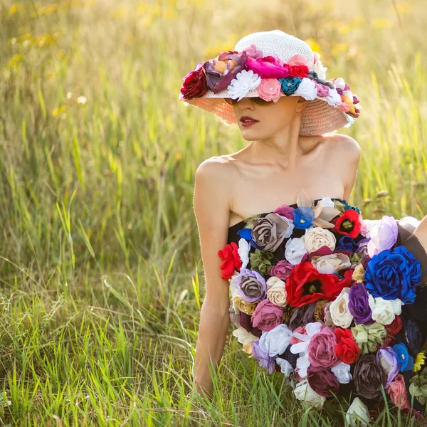 Moda verão mulher de chapéu — Fotografia de Stock