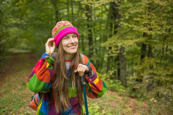 Hermosa joven viajando — Foto de Stock