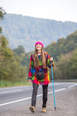 Güzel genç bayan seyahat ediyor.