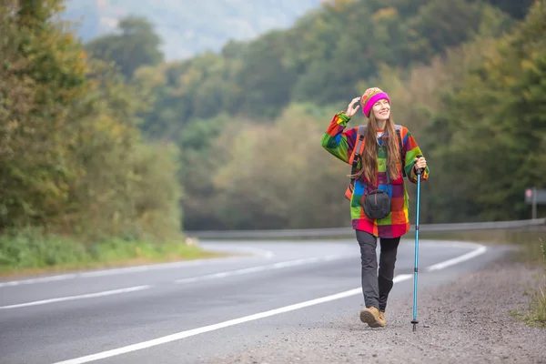 Bella giovane donna in viaggio — Foto Stock