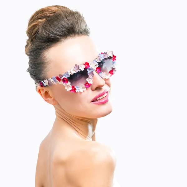 Güneş gözlüğü takan kadın moda — Stok fotoğraf