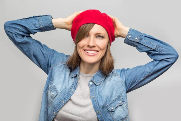 Donna felice in cappello — Foto Stock