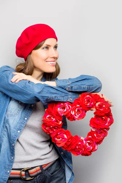 Valentinstag Frau mit Blumenherz — Stockfoto