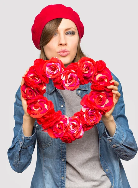 De dag van Valentijnskaarten. vrouw met de dag van Valentijnskaarten hart teken — Stockfoto