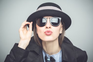 Güzel kadın giyen siyah şapka