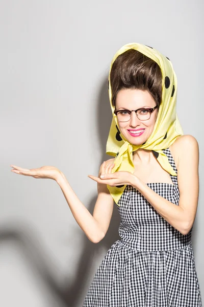 Fashion woman in scarf  and eye wear — Stock Photo, Image