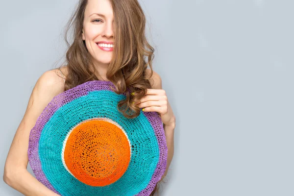 Mujer de verano con sombrero —  Fotos de Stock