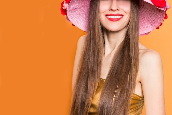 Vrouw in bloemen hoed — Stockfoto