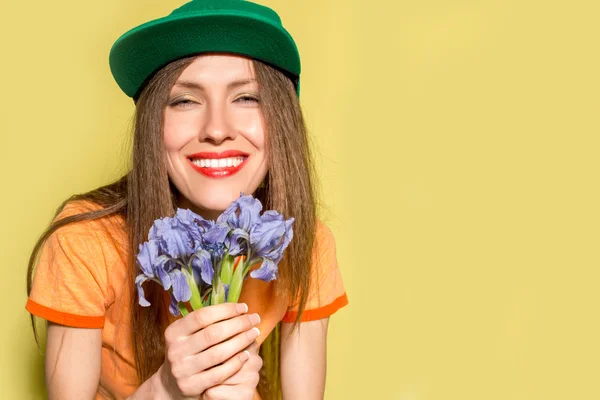 Молодая хипстерша с весенними цветами — стоковое фото