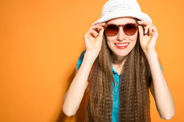 Happy tourist woman with trendy sunglasses — Stock Photo, Image