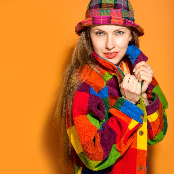 Mujer de otoño en ropa de abrigo — Foto de Stock