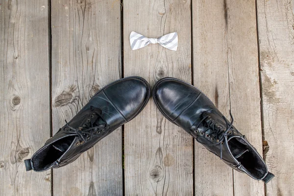 Zapatos masculinos sobre fondo de madera — Foto de Stock