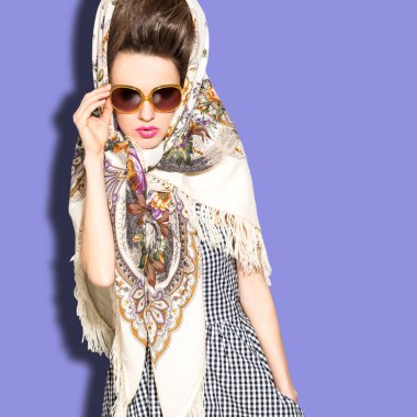 Fularlı kadın moda