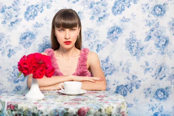 Mooie vrouw in restaurant — Stockfoto