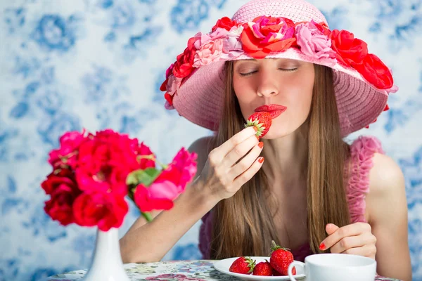 Mujer de vacaciones comiendo fresa — Foto de Stock