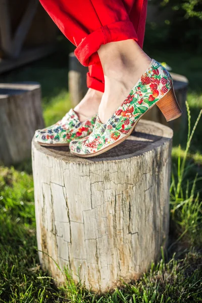 De benen van de vrouw in lichte schoenen — Stockfoto