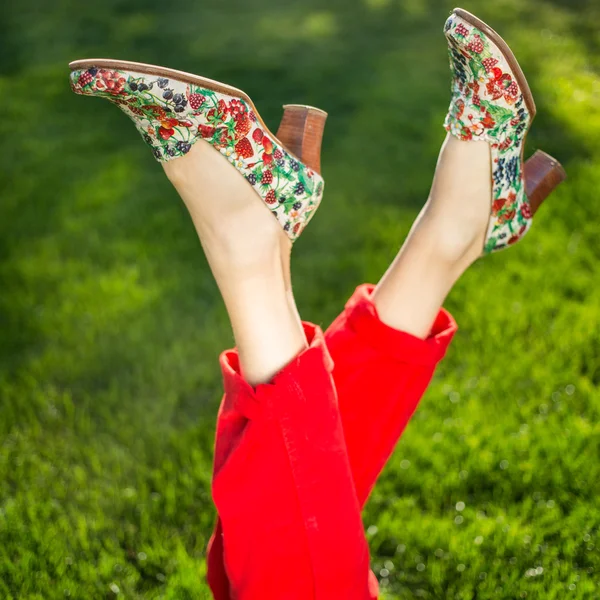 Pernas de mulher em sapatos brilhantes — Fotografia de Stock