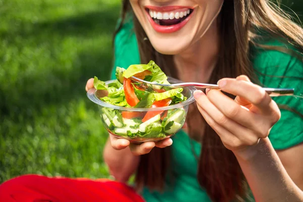 Chica con ensalada — Foto de Stock