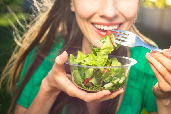 Frau isst Salat — Stockfoto